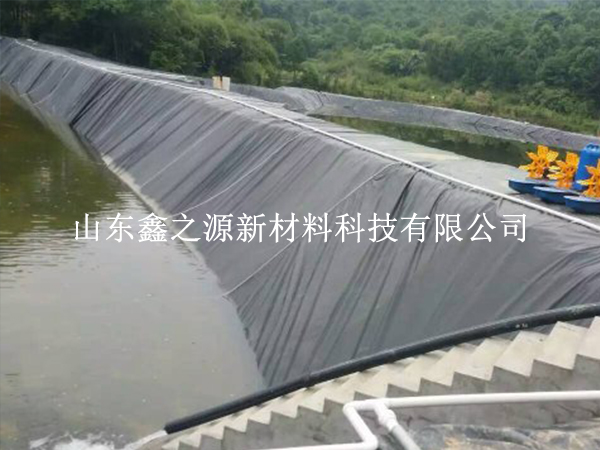 問：魚塘養(yǎng)殖防滲膜的周圍可以貼瓷磚嗎？
